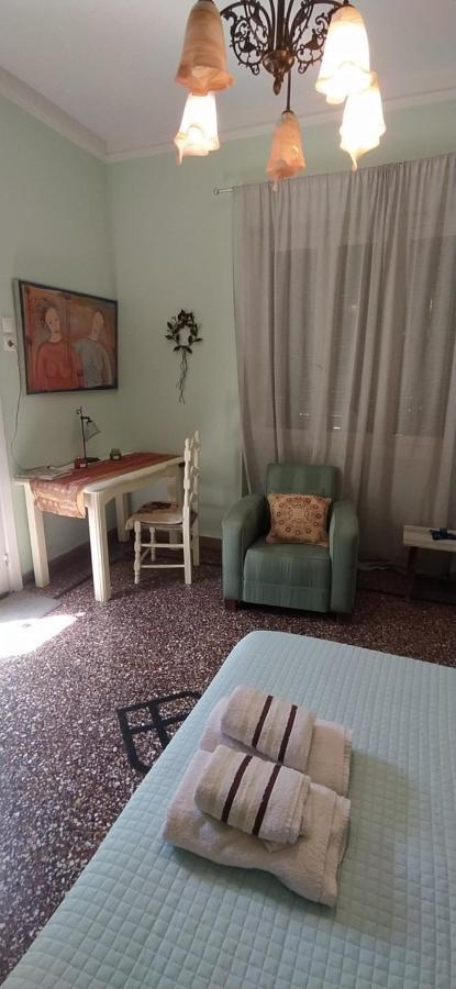 Apartamento Pireas Port Next To Metro Artistic House Exterior foto