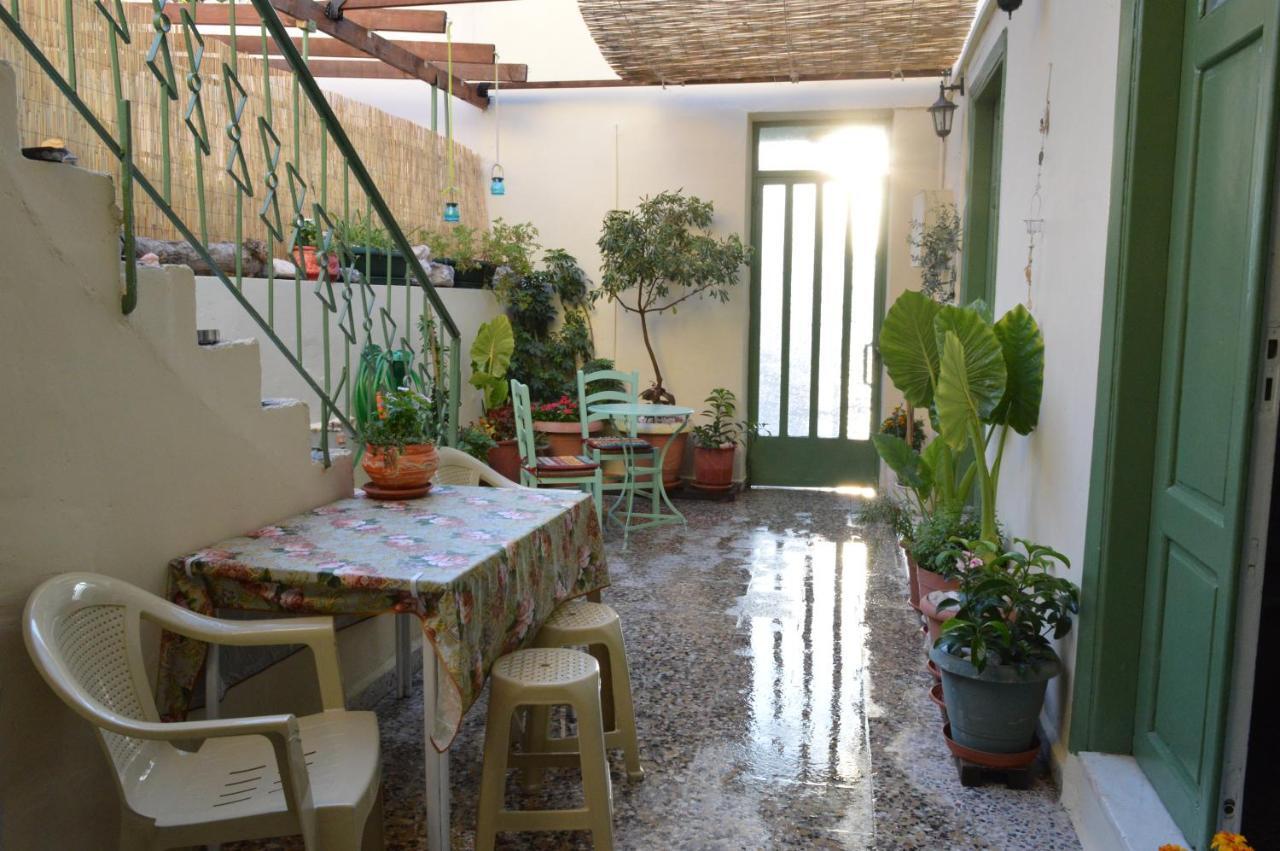 Apartamento Pireas Port Next To Metro Artistic House Exterior foto