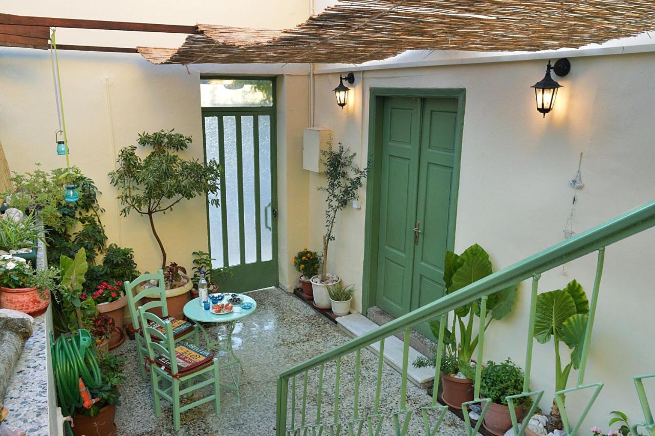 Apartamento Pireas Port Next To Metro Artistic House Exterior foto